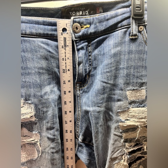 Torrid Trashed Distressed Boyfriend Jeans Womens 22W Xtra Short Cute Sexy 2468 - Picture 6 of 10
